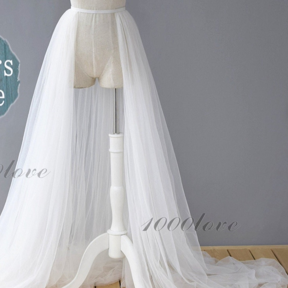 Detachable tulle overskirt